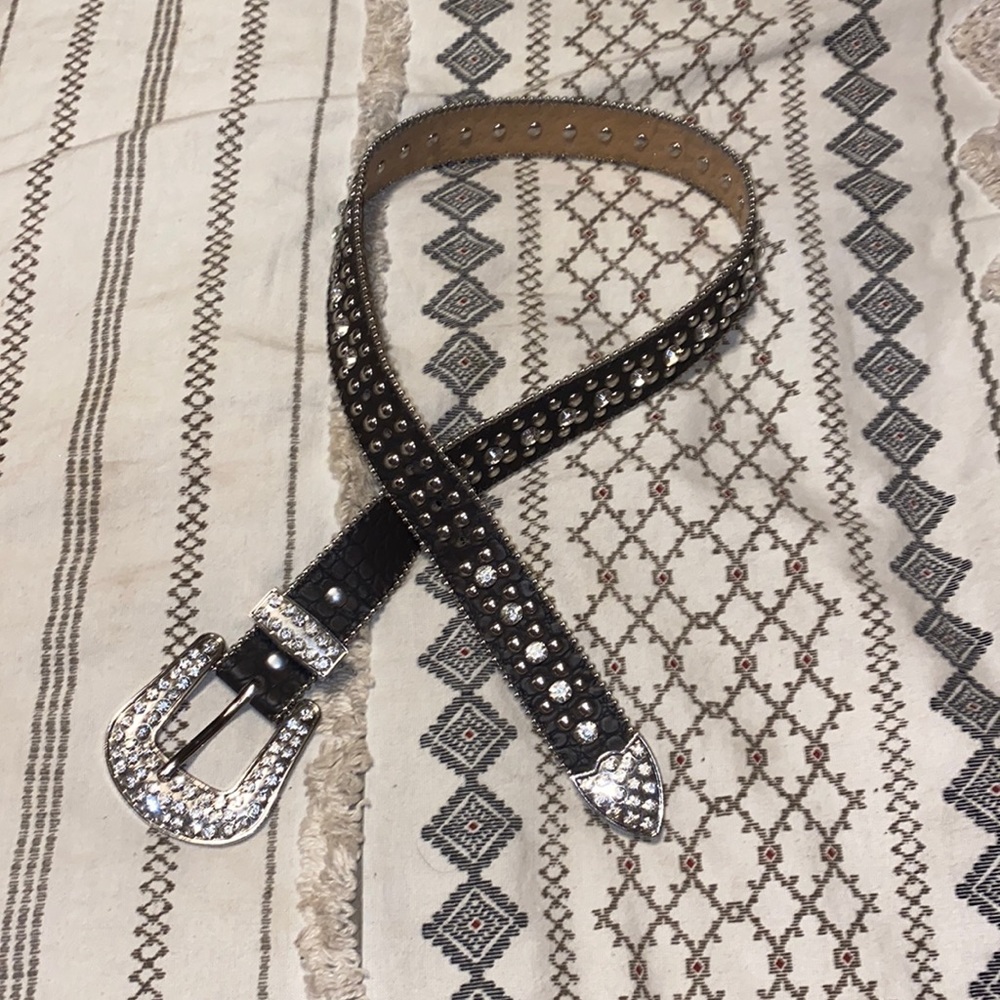 Ariat belt with gems!! waist size 26” kids!!